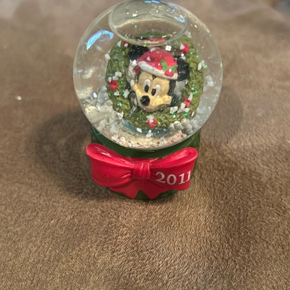 2011 Disney Mickey Mini Snow Globe - Exclusive from JCPenney - Picture 1 of 4